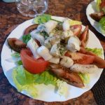 Salade van vers gerookte calemari en erfgoed tomaten