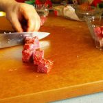 goulash vlees snijden